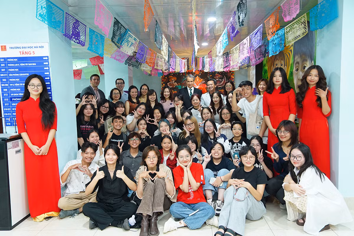 Đại sứ Mexico tại Việt Nam Alejandro Negrín Muñoz, thầy Phó Hiệu trưởng trường Đại học Hà Nội Nguyễn Tiến Dũng, Điều phối viên Phòng Cervantes Hà Nội Javier Serrano Áviles, cô Phó trưởng khoa phụ trách Khoa tiếng Tây Ban Nha Nguyễn Thùy Trang, cùng đại diện lãnh đạo các đơn vị, các giảng viên và sinh viên của trường Đại học Hà Nội tại sự kiện.
