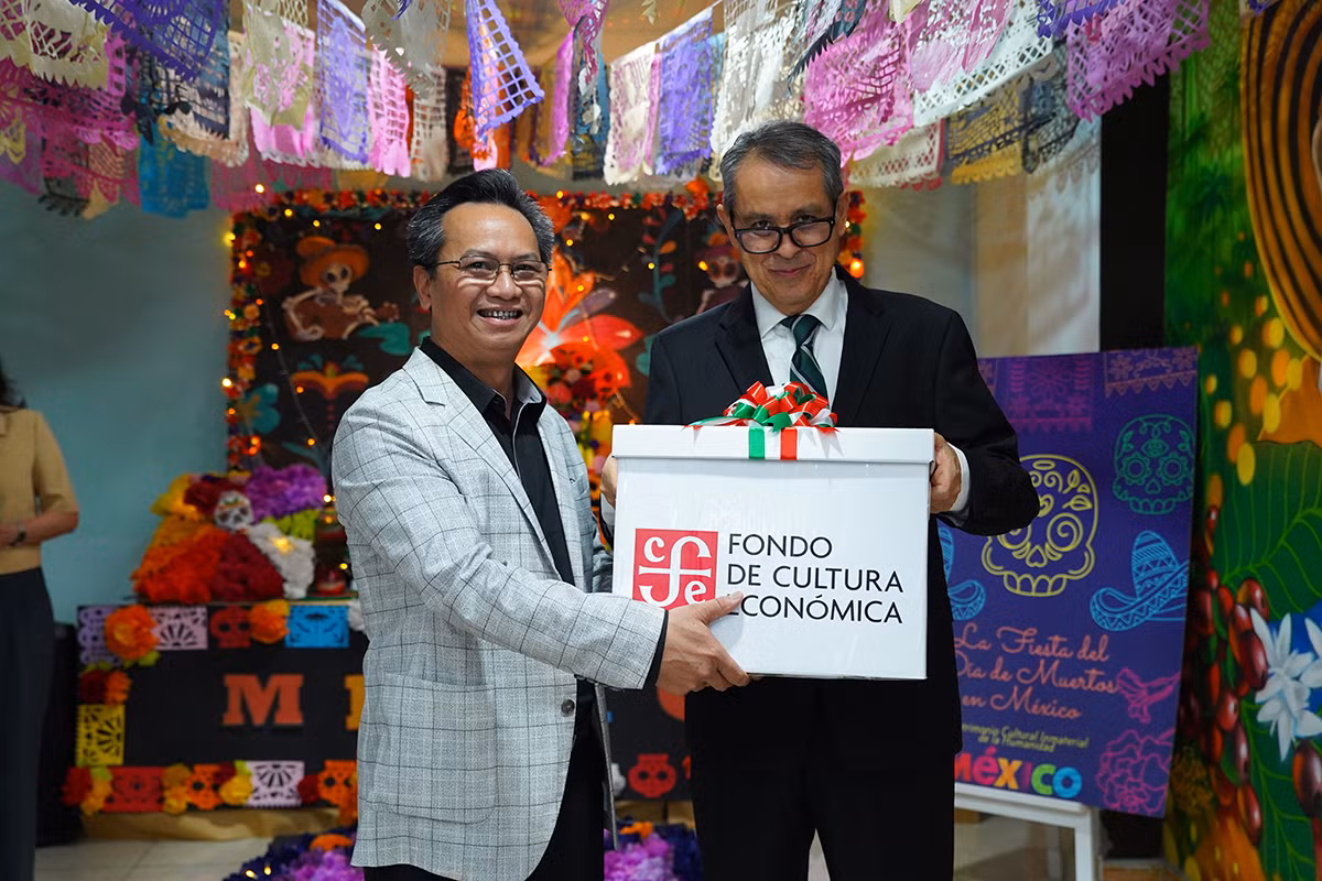 Lễ trao tặng bộ sưu tập sách tiếng Tây Ban Nha do Đại sứ quán Mexico và Quỹ Văn hóa Kinh tế Mexico dành tặng trường Đại học Hà Nội.