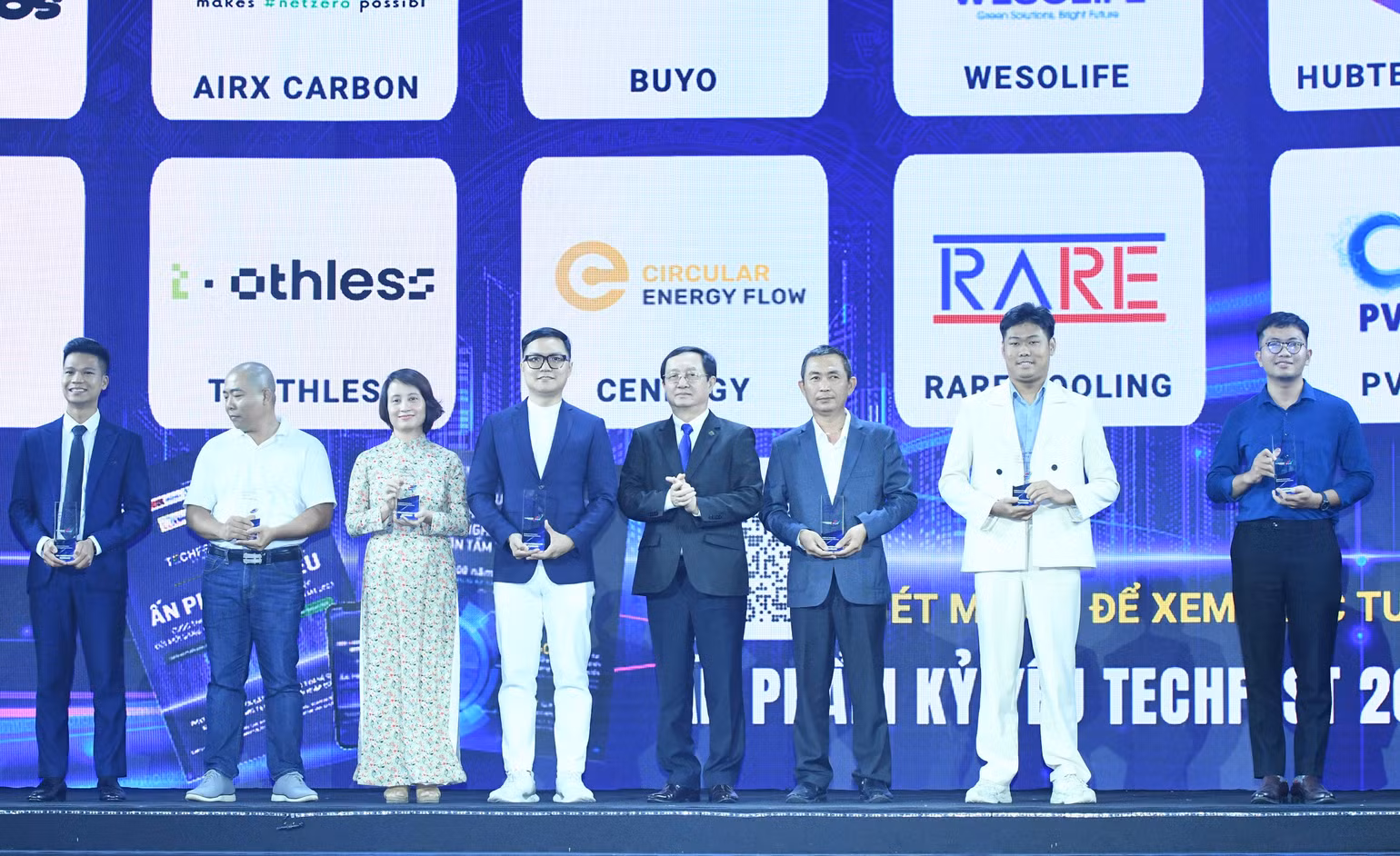 Bộ trưởng Khoa học và Công nghệ Huỳnh Thành Đạt chụp ảnh với đại diện Top 10 cuộc thi.