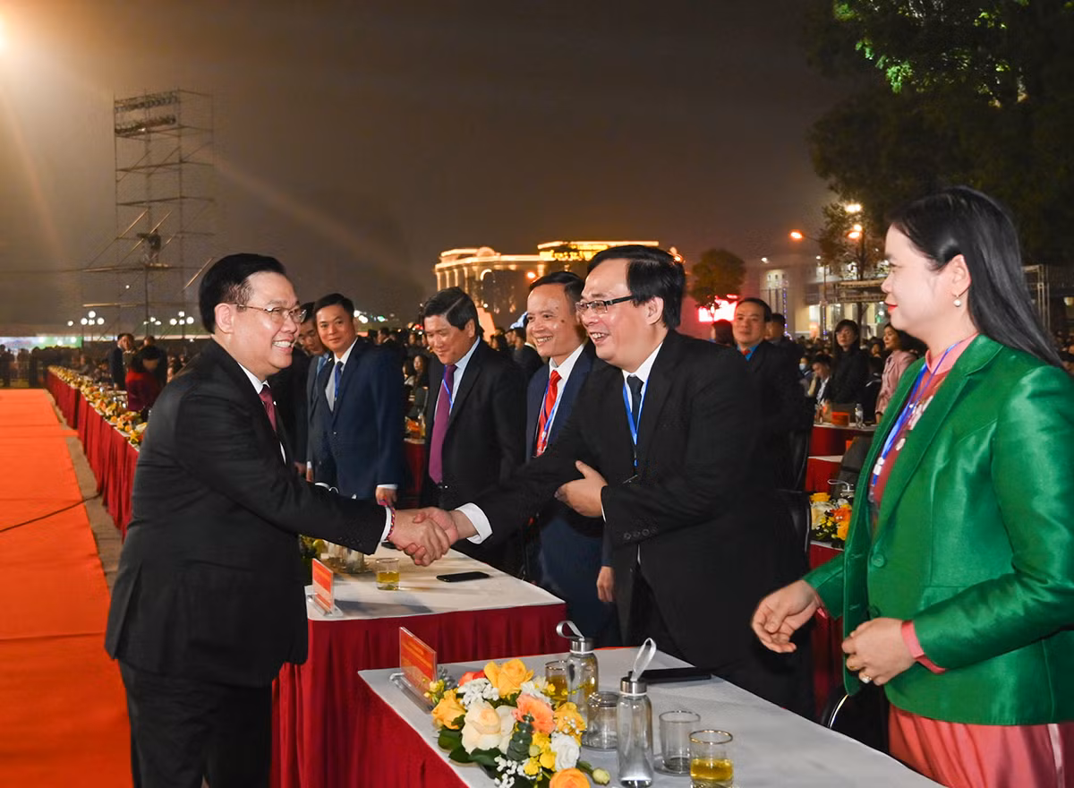 Chủ tịch Quốc hội Vương Đình Huệ với các đại biểu dự lễ kỷ niệm. (Ảnh: DUY LINH)