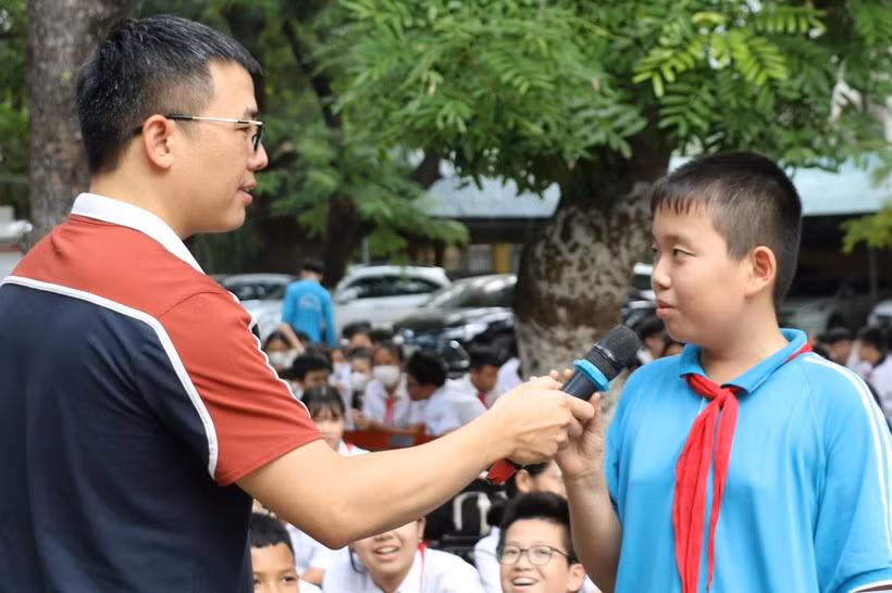Học sinh thảo luận về kỹ năng sử dụng mạng xã hội an toàn.