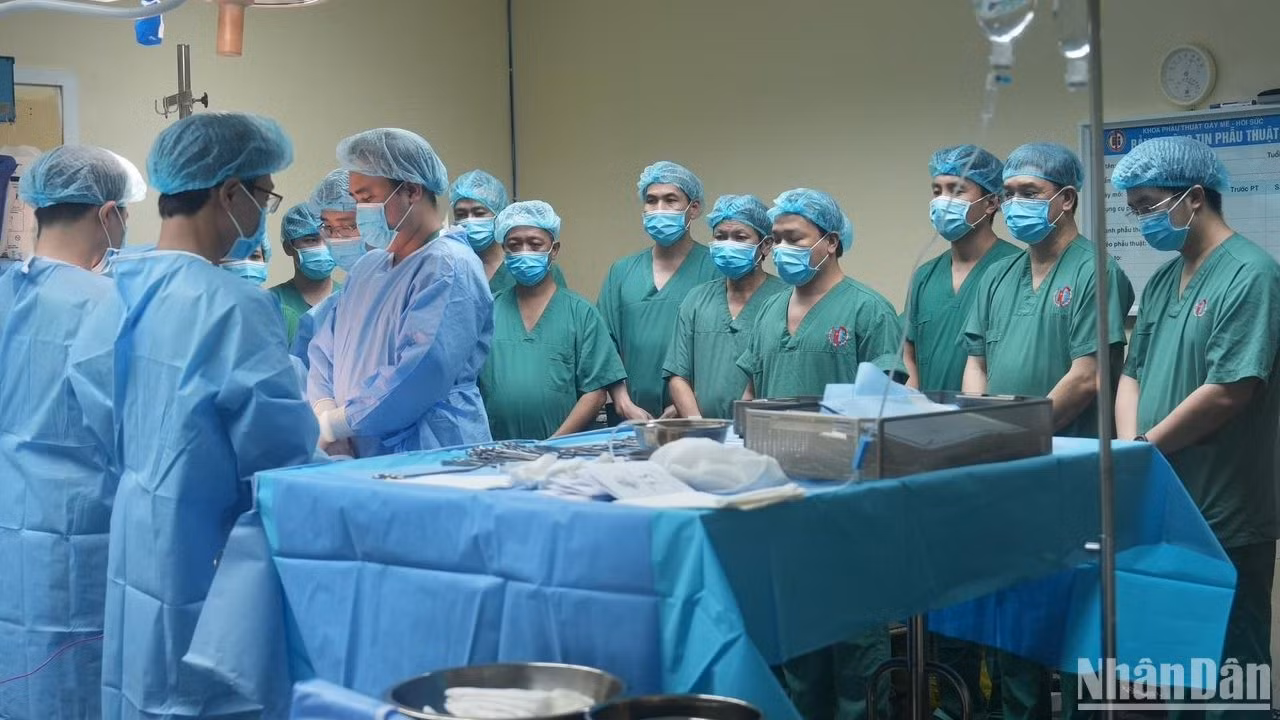 Các bác sĩ, điều dưỡng, kỹ thuật viên dành 1 phút tri ân bệnh nhân hiến tặng tạng tại Bệnh viện Việt Nam-Thụy Điển Uông Bí, Quảng Ninh. Các bác sĩ, điều dưỡng, kỹ thuật viên dành 1 phút tri ân bệnh nhân hiến tặng tạng tại Bệnh viện Việt Nam-Thụy Điển Uông Bí, Quảng Ninh.