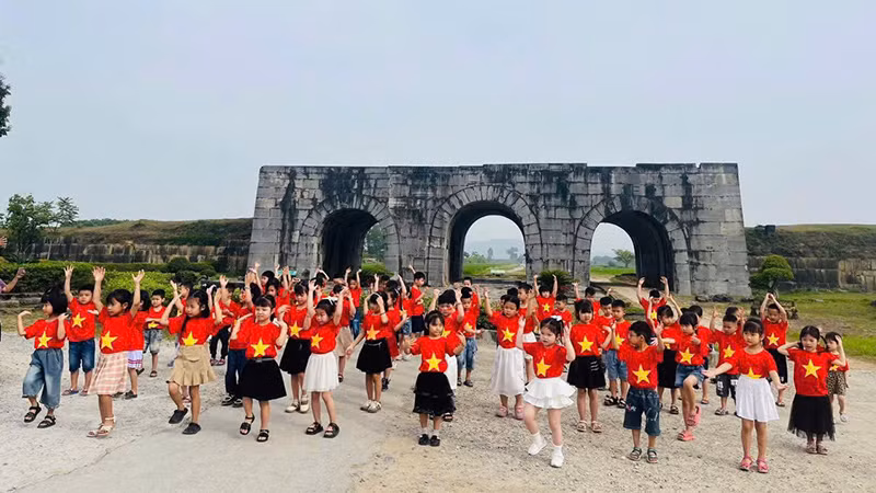 Học sinh trải nghiệm tại di sản Thành nhà Hồ.