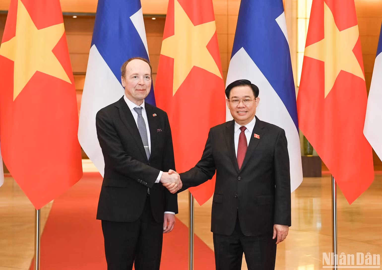 Chủ tịch Quốc hội Vương Đình Huệ và Chủ tịch Quốc hội Phần Lan Jussi Halla-aho tại lễ đón.