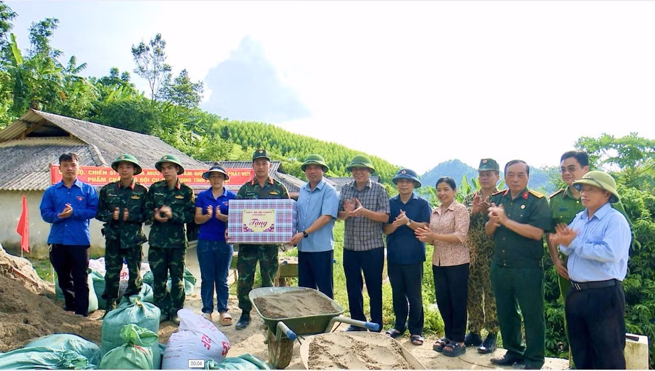Lãnh đạo huyện Đồng Hỷ động viên, tặng quà các đơn vị quân đội đang giúp người dân xóm Bản Tèn sửa chữa nhà ở. Lãnh đạo huyện Đồng Hỷ động viên, tặng quà các đơn vị quân đội đang giúp người dân xóm Bản Tèn sửa chữa nhà ở.