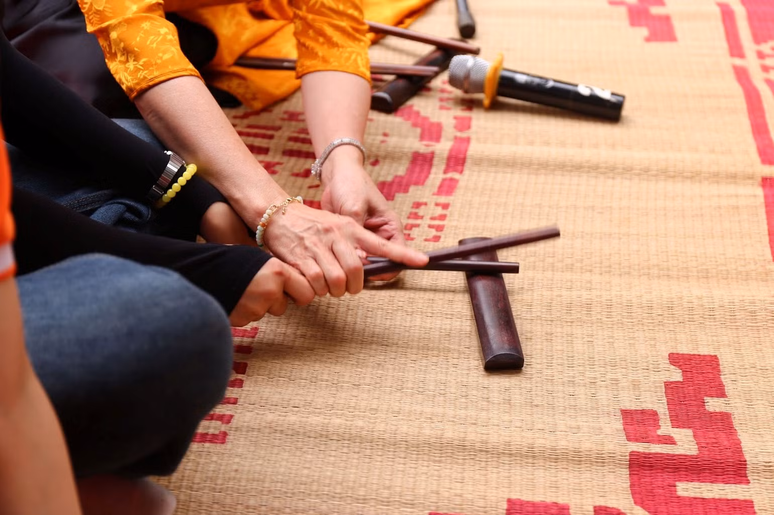 Trong quá trình tham gia trải nghiệm học hát, du khách sẽ được hướng dẫn tận tình bởi những ca nương lành nghề, có kinh nghiệm lâu năm.