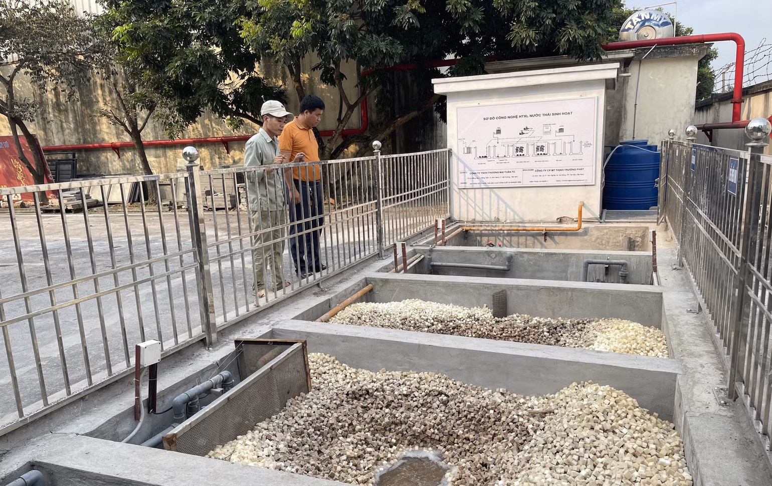Hệ thống xử lý nước thải trong nhà máy được xây dựng đáp ứng các tiêu chuẩn kỹ thuật về bảo vệ môi trường.