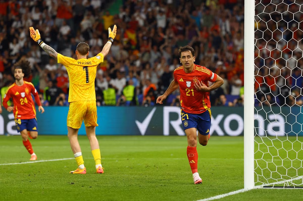 Mikel Oyarzabal xuất sắc ghi bàn ấn định tỉ số 2-1 vào phút thứ 87, đem về chiếc cúp Euro danh giá cho đội tuyển Tây Ban Nha. (Ảnh: Reuters) Mikel Oyarzabal xuất sắc ghi bàn ấn định tỉ số 2-1 vào phút thứ 87, đem về chiếc cúp Euro danh giá cho đội tuyển Tây Ban Nha. (Ảnh: Reuters)