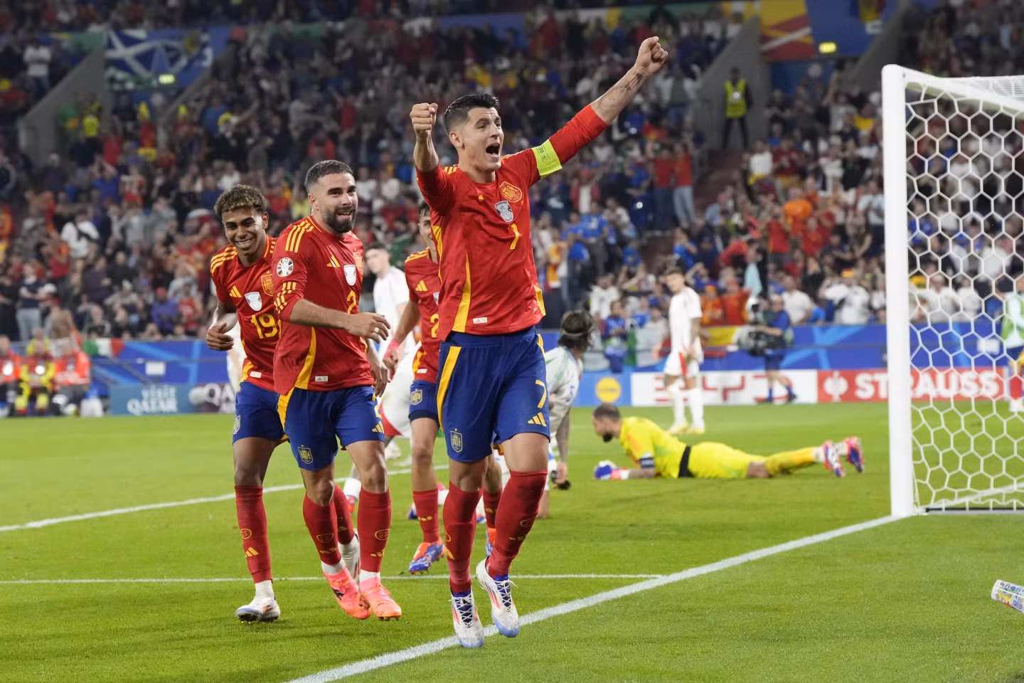 Niềm vui của đội trưởng Morata sau khi góp phần vào chiến thắng của Tây Ban Nha. (Ảnh: AP)