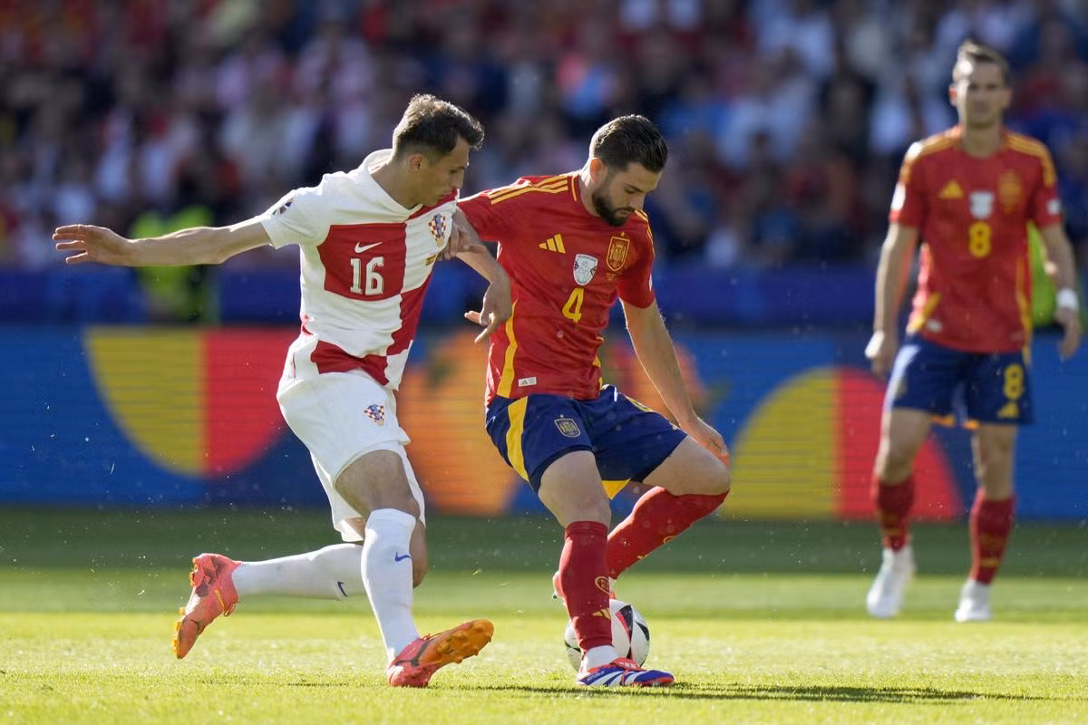 Đội tuyển Tây Ban Nha (áo đỏ) thi đấu áp đảo trước đội tuyển Croatia. (Ảnh: AFP) Đội tuyển Tây Ban Nha (áo đỏ) thi đấu áp đảo trước đội tuyển Croatia. (Ảnh: AFP)