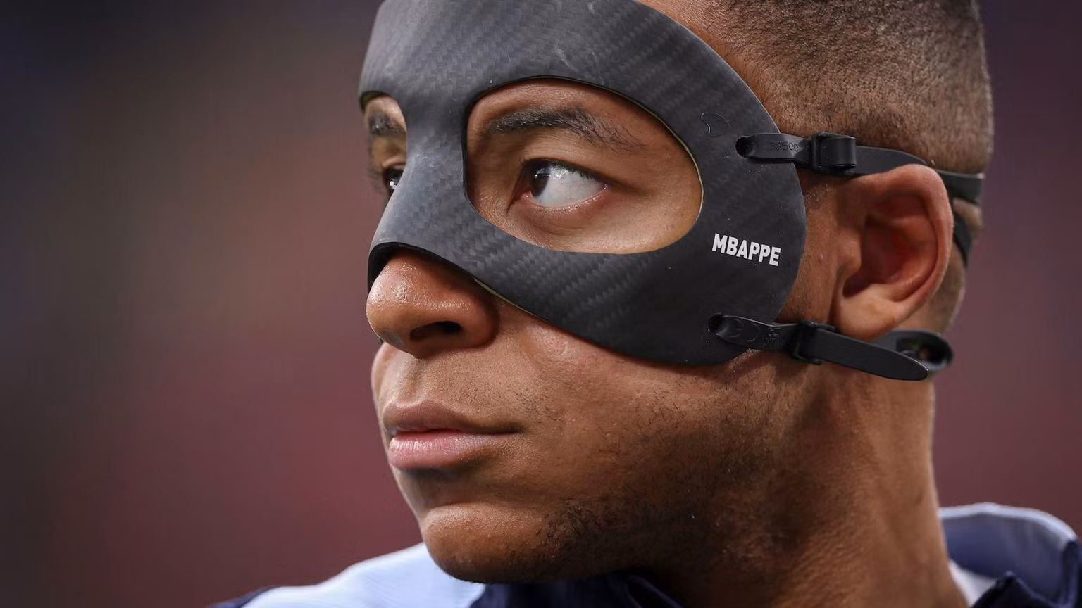 Tiền đạo Kylian Mbappe sẽ vẫn phải thi đấu với chiếc mặt nạ trong trận thư hùng với đội tuyển Bồ Đào Nha rạng sáng ngày mai.