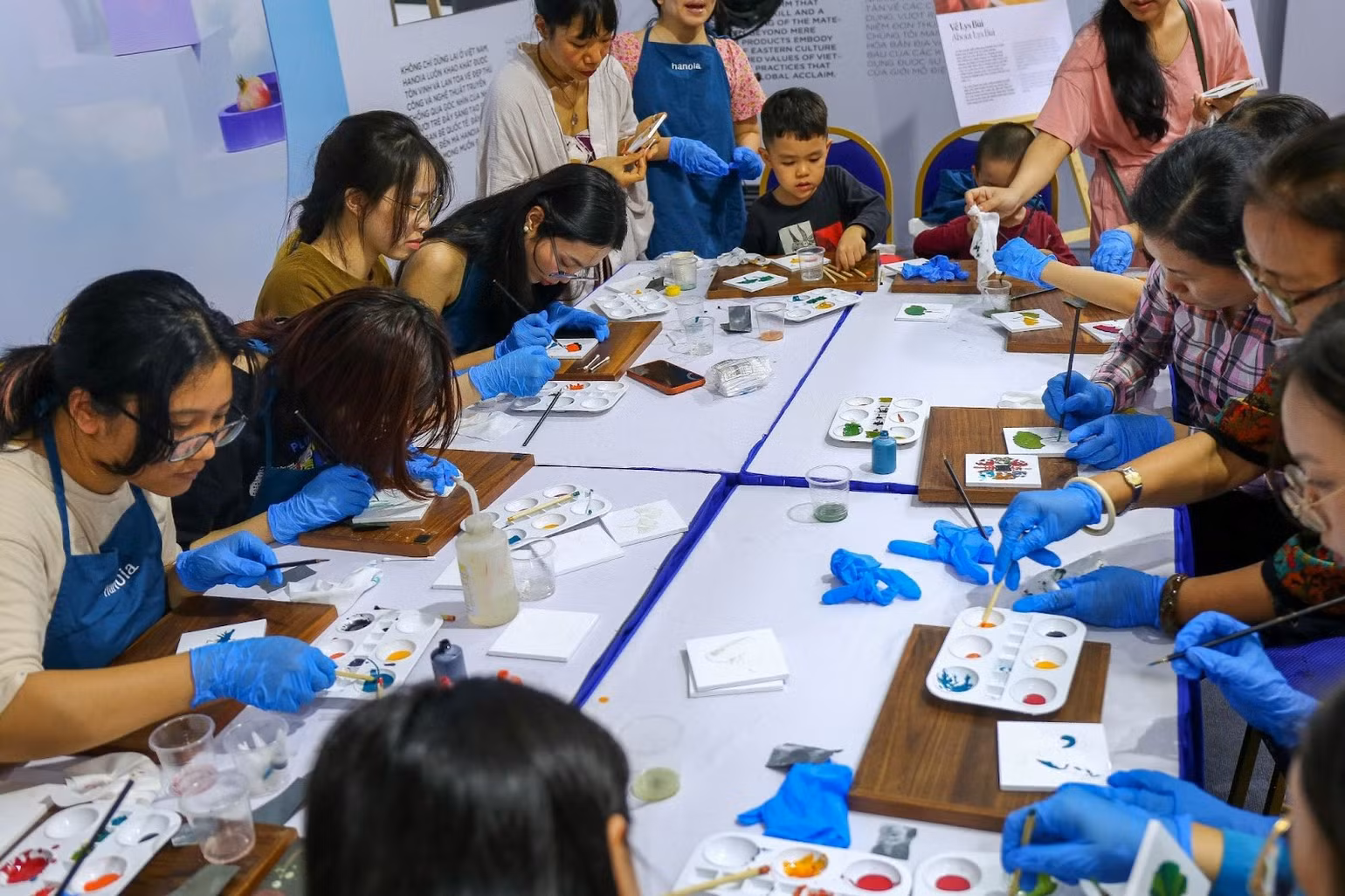 Workshop vẽ tranh dành cho du khách tại gian hàng. Workshop vẽ tranh dành cho du khách tại gian hàng.