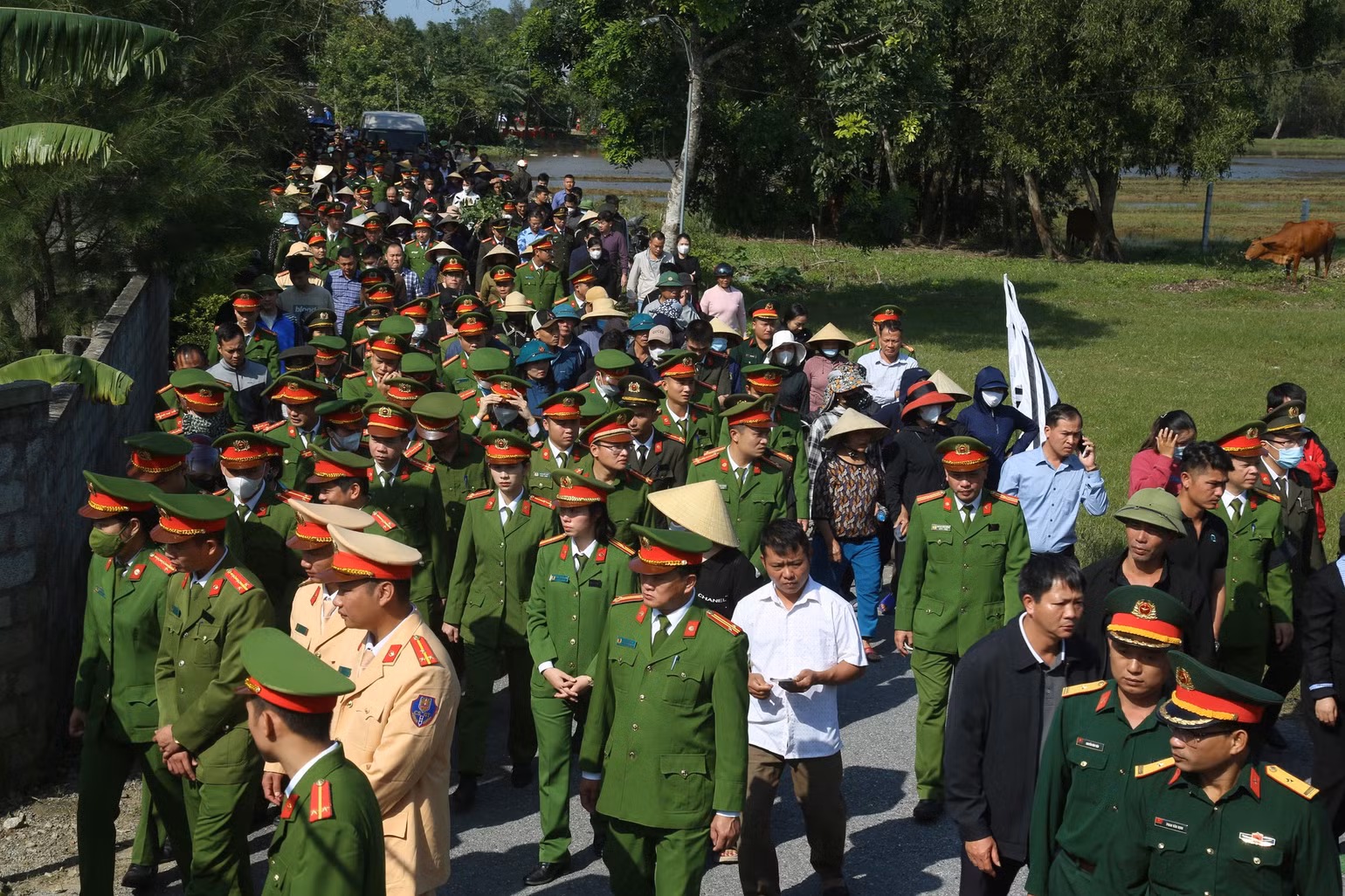 Người dân và đồng đội tiễn đưa Đại úy Trần Trung Hiếu.