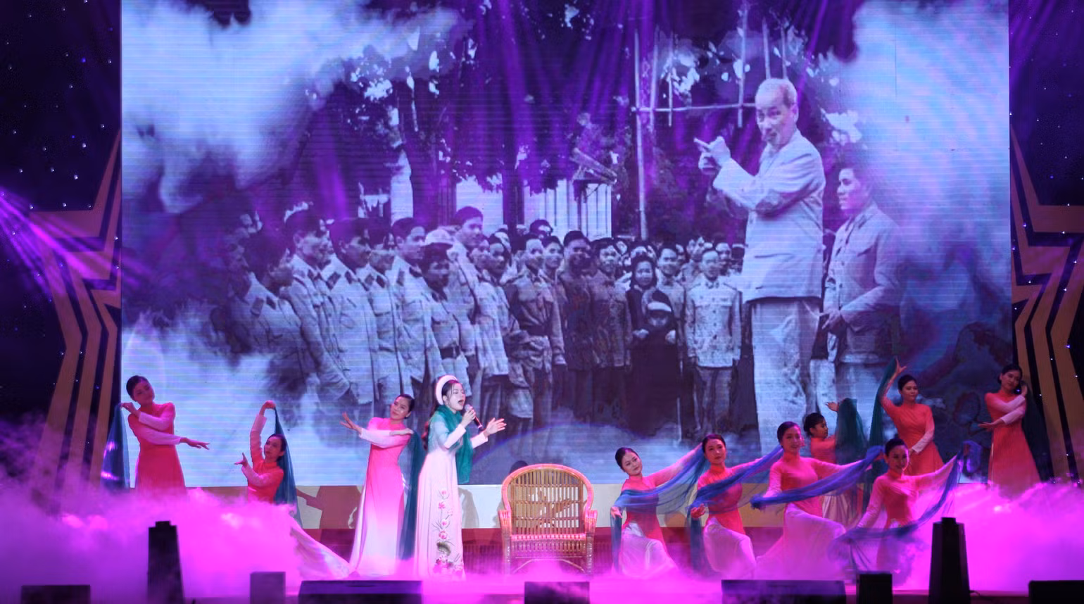 Một tiết mục tham gia hội diễn. Một tiết mục tham gia hội diễn.