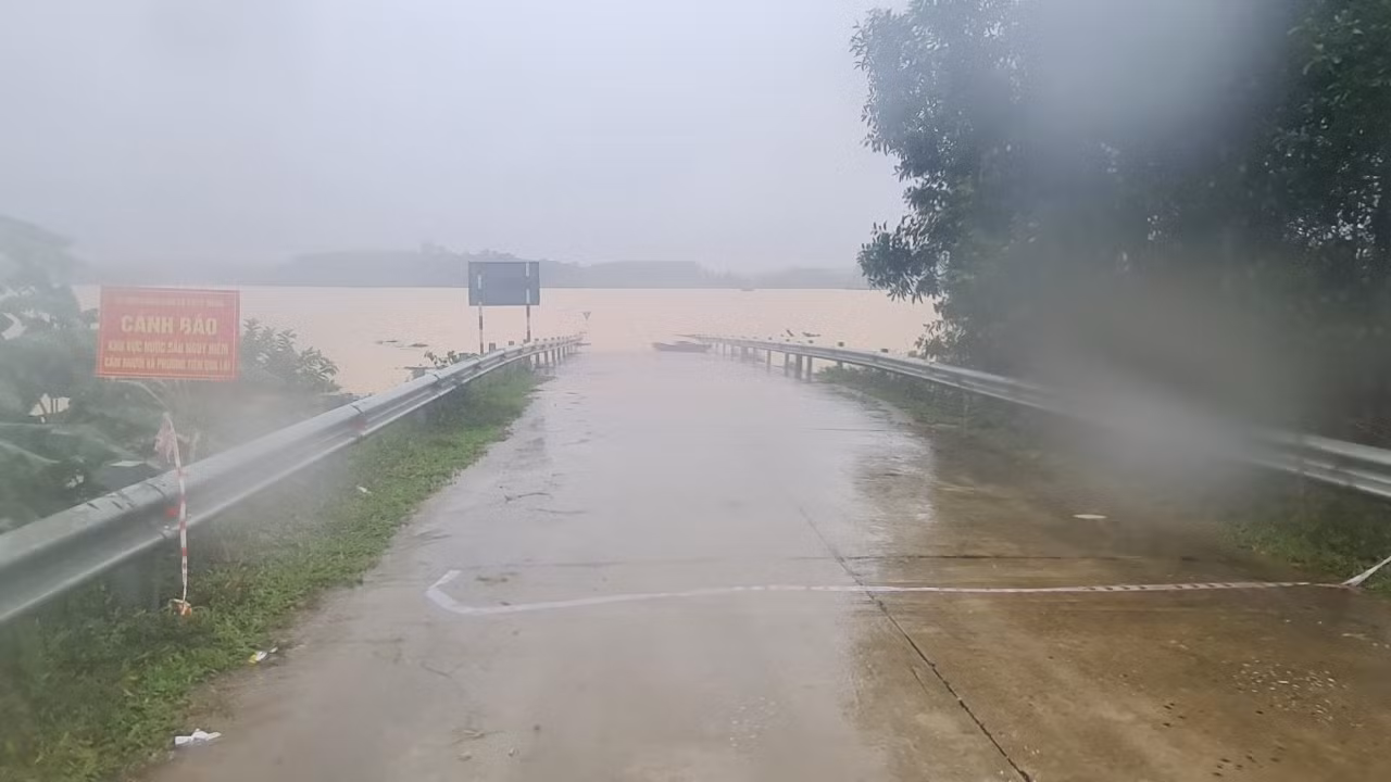Nhiều tuyến đường ở Hương Khê đang bị ngập sâu trong nước lũ. Nhiều tuyến đường ở Hương Khê đang bị ngập sâu trong nước lũ.