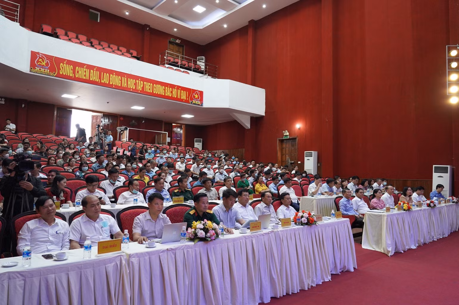 Các đại biểu Đoàn đại biểu Quốc hội tỉnh Hà Tĩnh cùng đại diện lãnh đạo tỉnh Hà Tĩnh dự hội nghị tiếp xúc cử tri tại huyện Nghi Xuân.