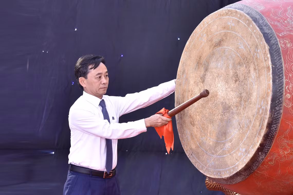 Đồng chí Trần Thế Dũng, Phó Bí thư Thường trực Tỉnh ủy Hà Tĩnh đánh trống khai lễ. Đồng chí Trần Thế Dũng, Phó Bí thư Thường trực Tỉnh ủy Hà Tĩnh đánh trống khai lễ.