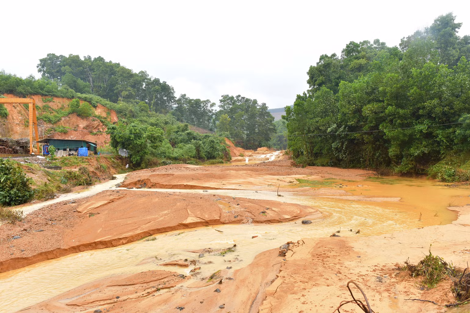 Đập Tắt (xã Hòa Hải, huyện Hương Khê) bị vỡ thân đập với chiều dài 15m, rộng 7m. Đập Tắt (xã Hòa Hải, huyện Hương Khê) bị vỡ thân đập với chiều dài 15m, rộng 7m.