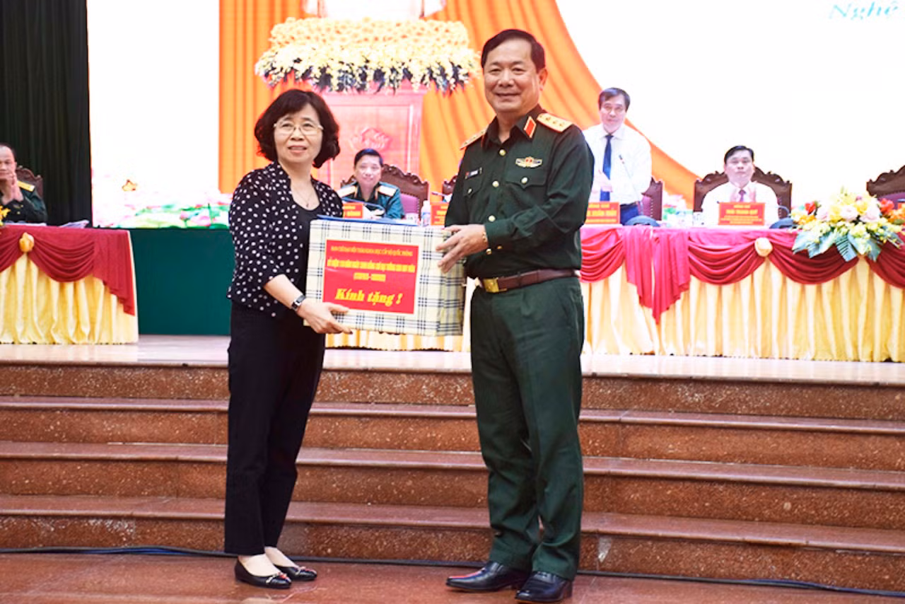 Ban Tổ chức Hội thảo tặng quà lưu niệm cho gia đình Đại tướng Chu Huy Mân. Ban Tổ chức Hội thảo tặng quà lưu niệm cho gia đình Đại tướng Chu Huy Mân.