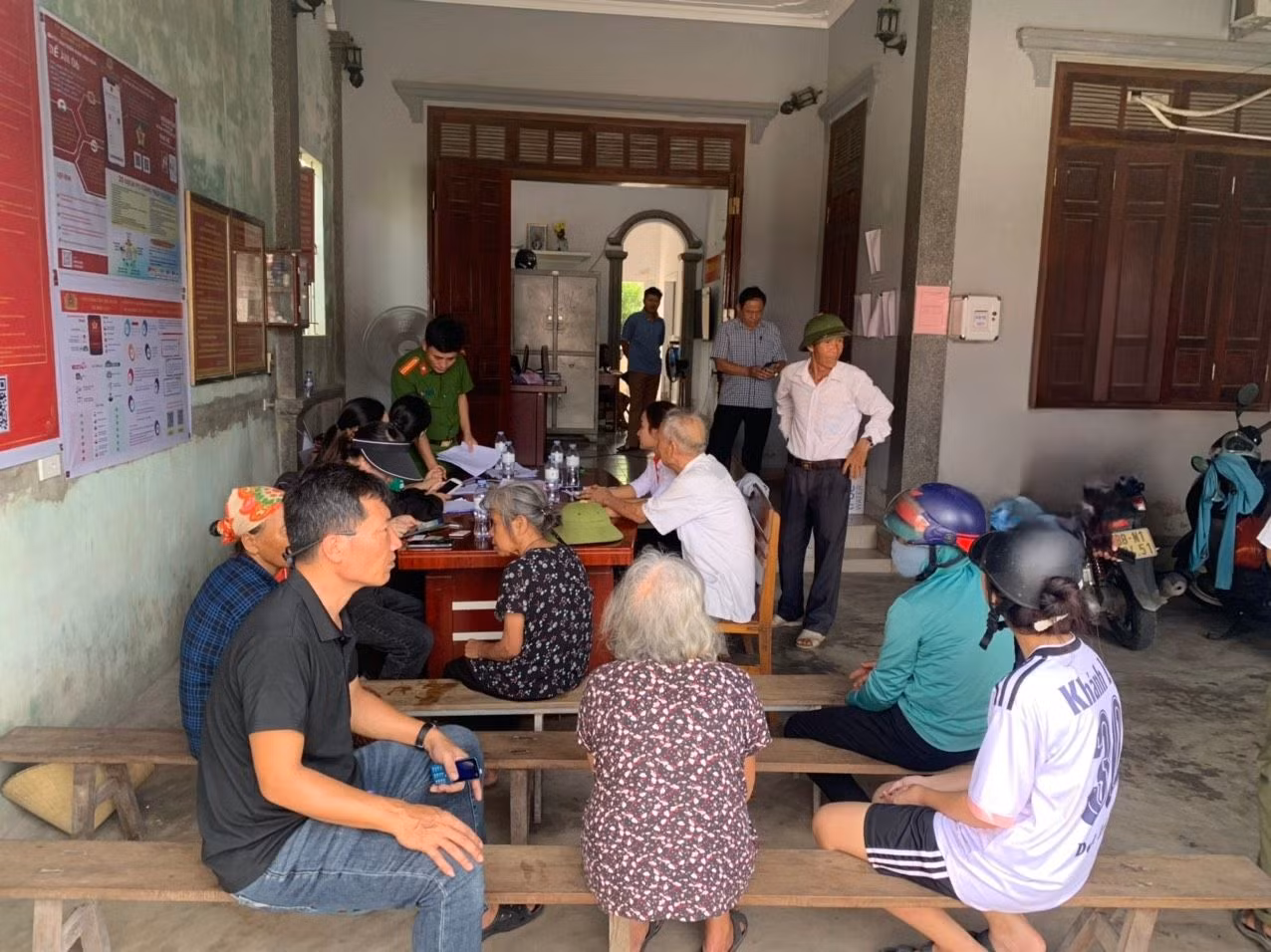 Một buổi tiếp công dân tại nơi làm việc tạm bợ của Công an xã Phù Lưu. (Lộc Hà).