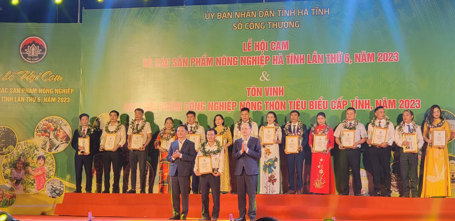 Các đồng chí đại diện lãnh đạo tỉnh Hà Tĩnh trao chứng nhận sản phẩm công nghiệp nông thôn tiêu biểu cho các doanh nghiệp, hợp tác xã.