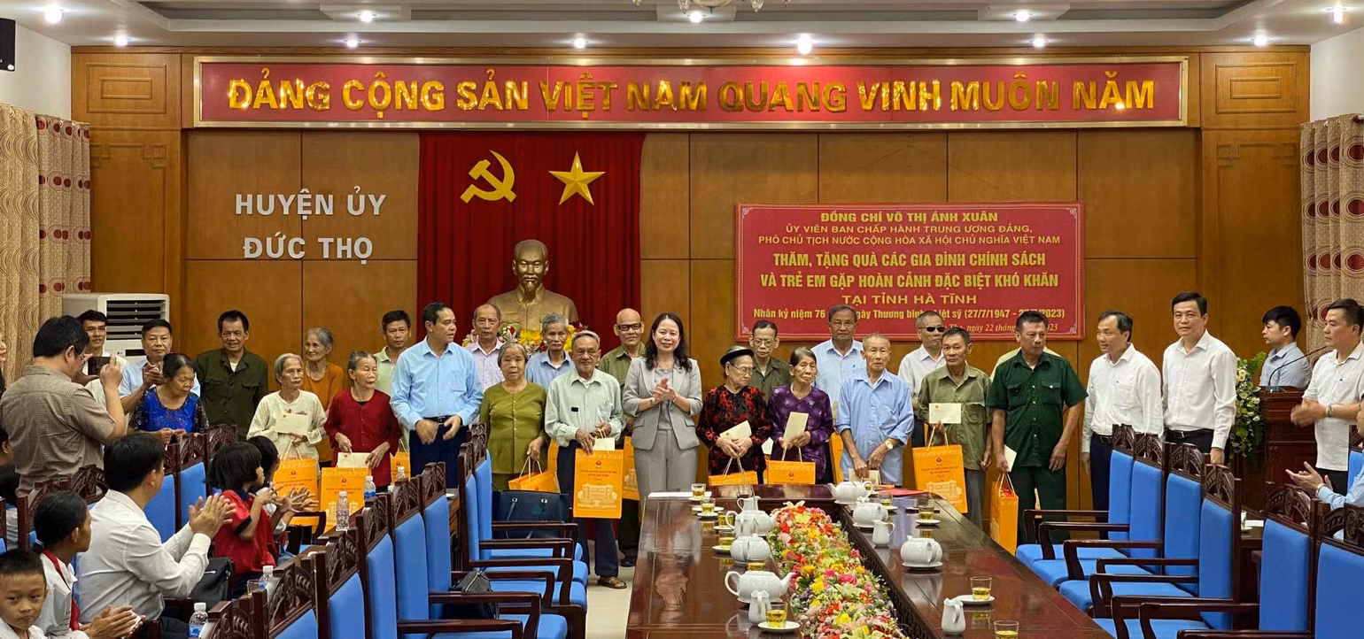 Phó Chủ tịch nước Võ Thị Ánh Xuân tặng quà cho các gia đình chính sách ở huyện Đức Thọ.