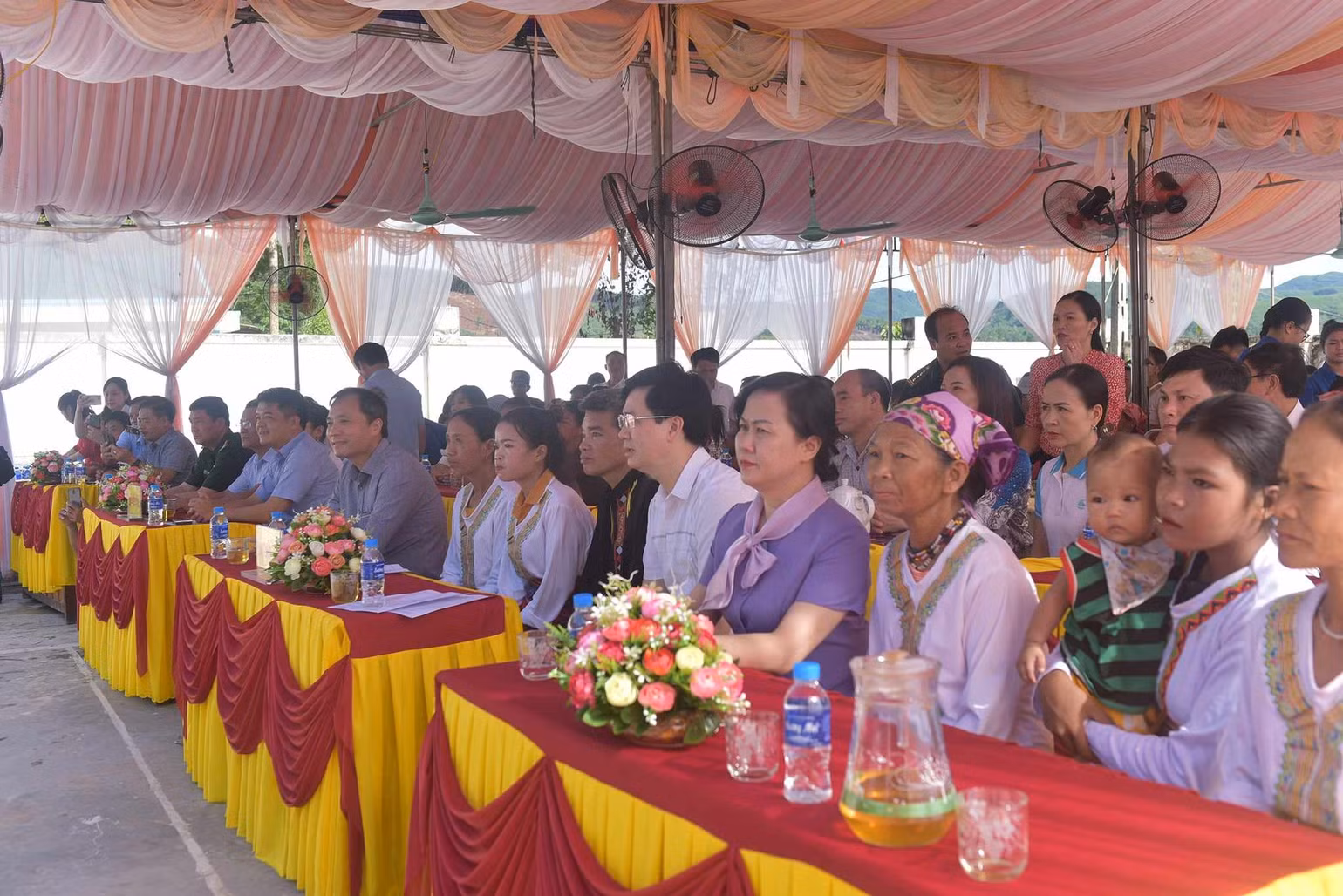 Các đồng chí lãnh đạo tỉnh vui Tết Lấp lỗ với bà con đồng bào dân tộc Chứt.