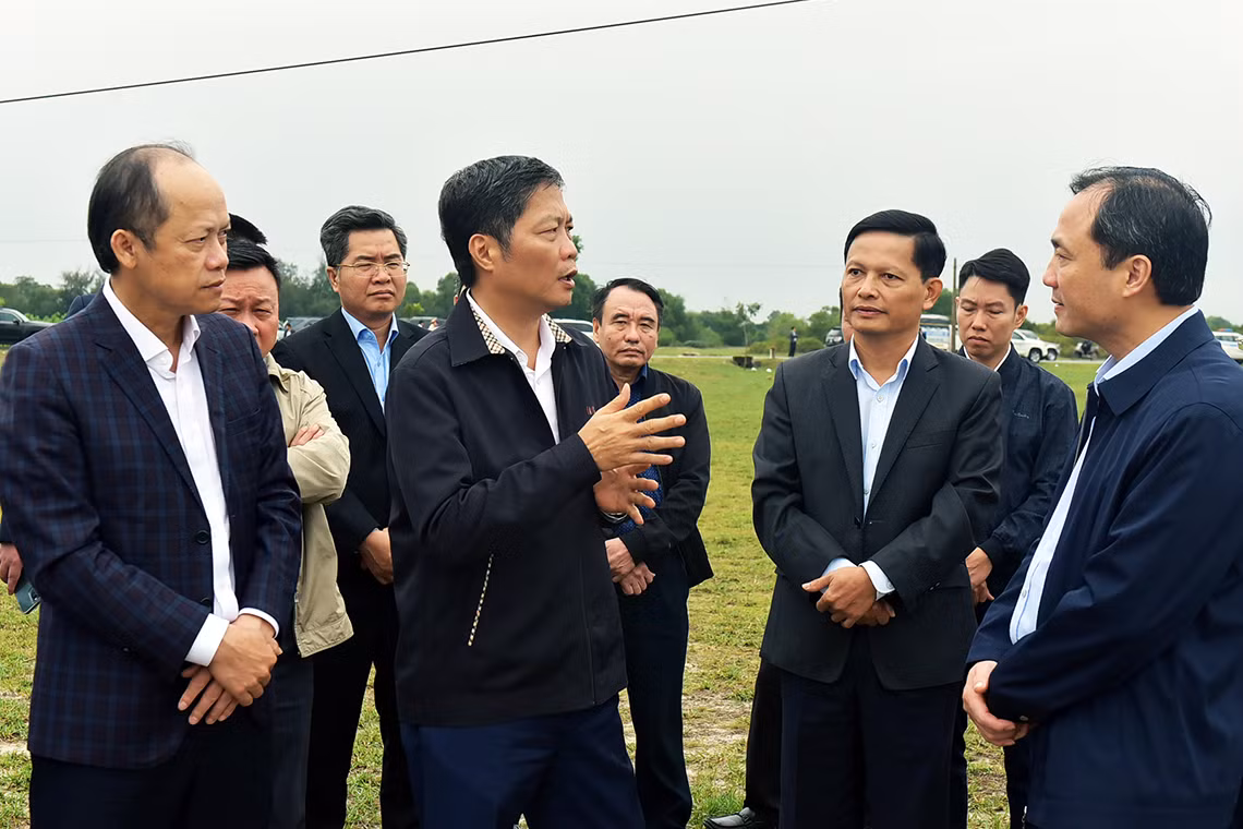 Đồng chí Trần Tuấn Anh và đoàn công tác đã đến khảo sát Dự án khai thác và tuyển quặng sắt Thạch Khê (huyện Thạch Hà). (Ảnh: Dương Chiến) Đồng chí Trần Tuấn Anh và đoàn công tác đã đến khảo sát Dự án khai thác và tuyển quặng sắt Thạch Khê (huyện Thạch Hà). (Ảnh: Dương Chiến)