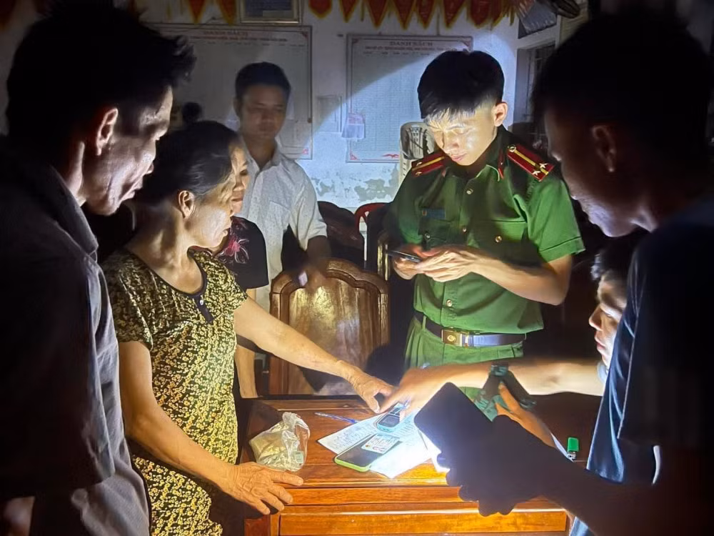 Công an Hà Tĩnh làm việc xuyên đêm giúp người dân có "tấm vé" bước vào kỷ nguyên số.