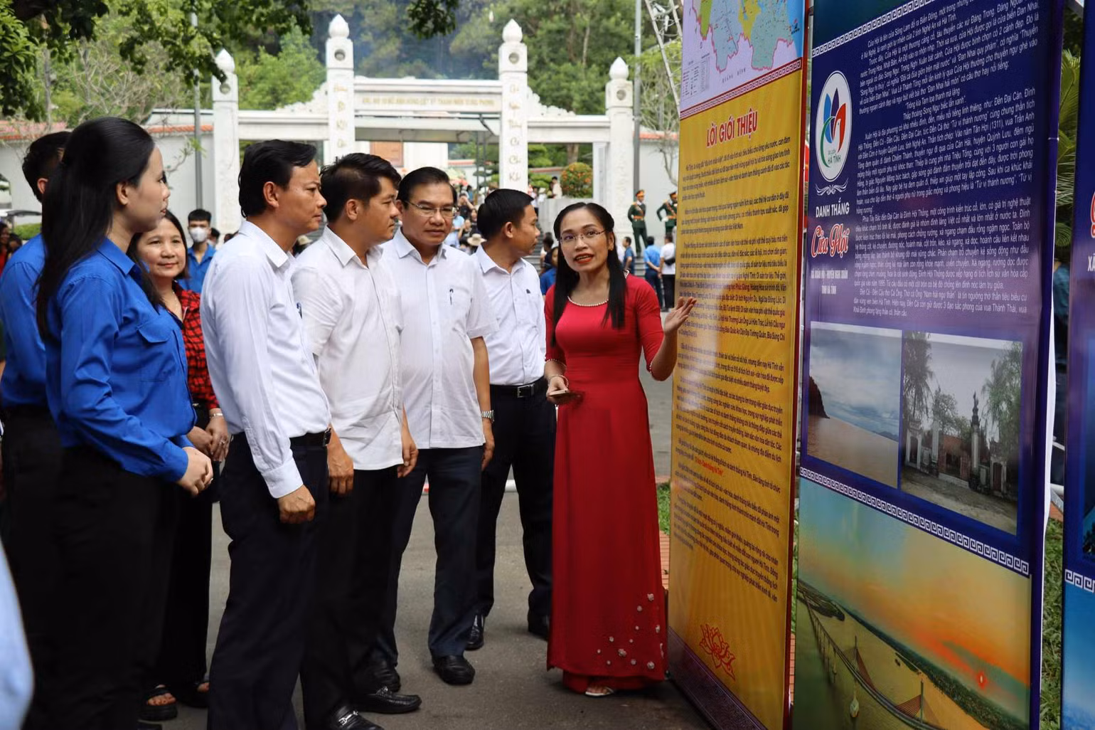 Các đại biểu tham quan hình ảnh tư liệu về 40 di tích lịch sử - văn hóa, danh thắng tiêu biểu của Hà Tĩnh.
