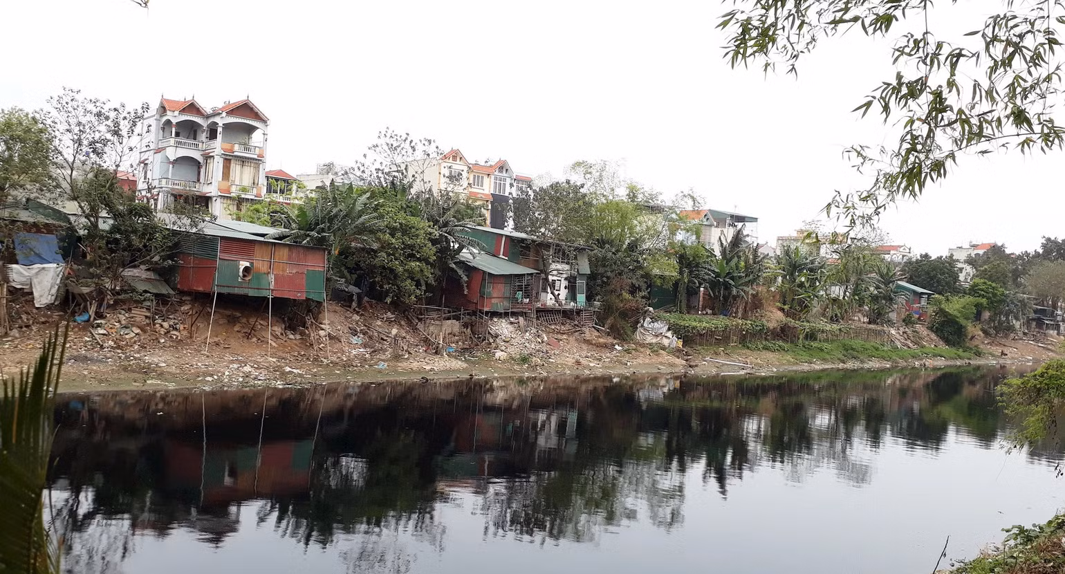 Đoạn sông Nhuệ chảy qua huyện Thanh Trì vừa ô nhiễm, vừa bị lấn chiếm. Ảnh HẢI MIÊN Đoạn sông Nhuệ chảy qua huyện Thanh Trì vừa ô nhiễm, vừa bị lấn chiếm. Ảnh HẢI MIÊN