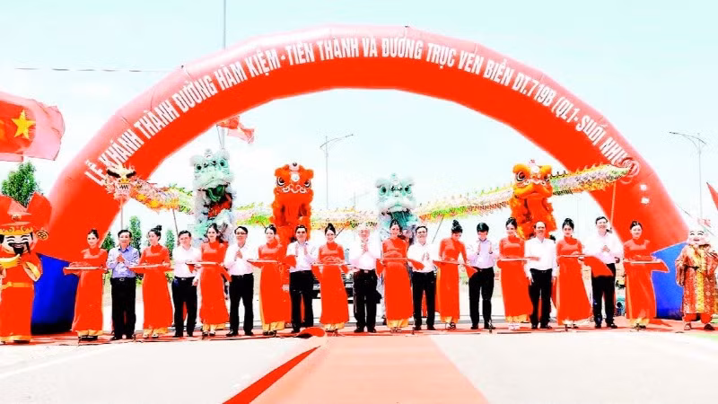 Lễ khánh thành 2 tuyến đường ven biển Hàm Kiệm - Tiến Thành và ĐT.719B. (Ảnh THI LÂN) Lễ khánh thành 2 tuyến đường ven biển Hàm Kiệm - Tiến Thành và ĐT.719B. (Ảnh THI LÂN)