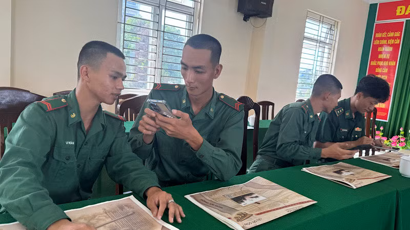 Chỉ cho nhau cách quét mã QR.
