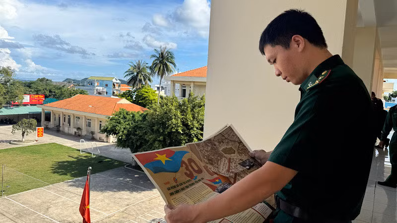 Trung úy Nguyễn Đình Thường miệt mài nghiên cứu ấn phẩm.