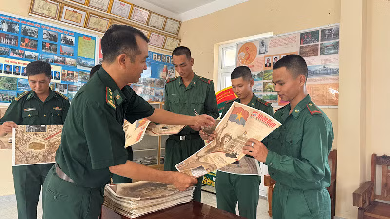 Thượng tá Lưu Quang Mười, Chính trị viên Đồn Biên phòng phát phụ san cho các chiến sĩ.
