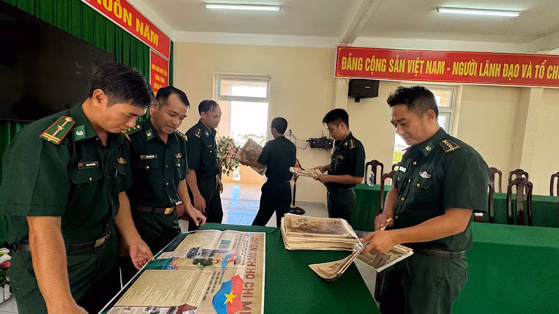Cán bộ, chiến sĩ biên phòng An Thới hào hứng đón nhận phụ san đặc biệt của Báo Nhân Dân.