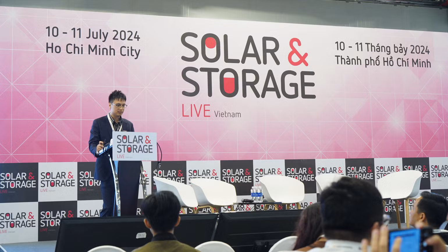 Ông Nguyễn Anh Vũ, Giám đốc phát triển kinh doanh Huawei Digital Power chia sẻ tại sự kiện. Ông Nguyễn Anh Vũ, Giám đốc phát triển kinh doanh Huawei Digital Power chia sẻ tại sự kiện.