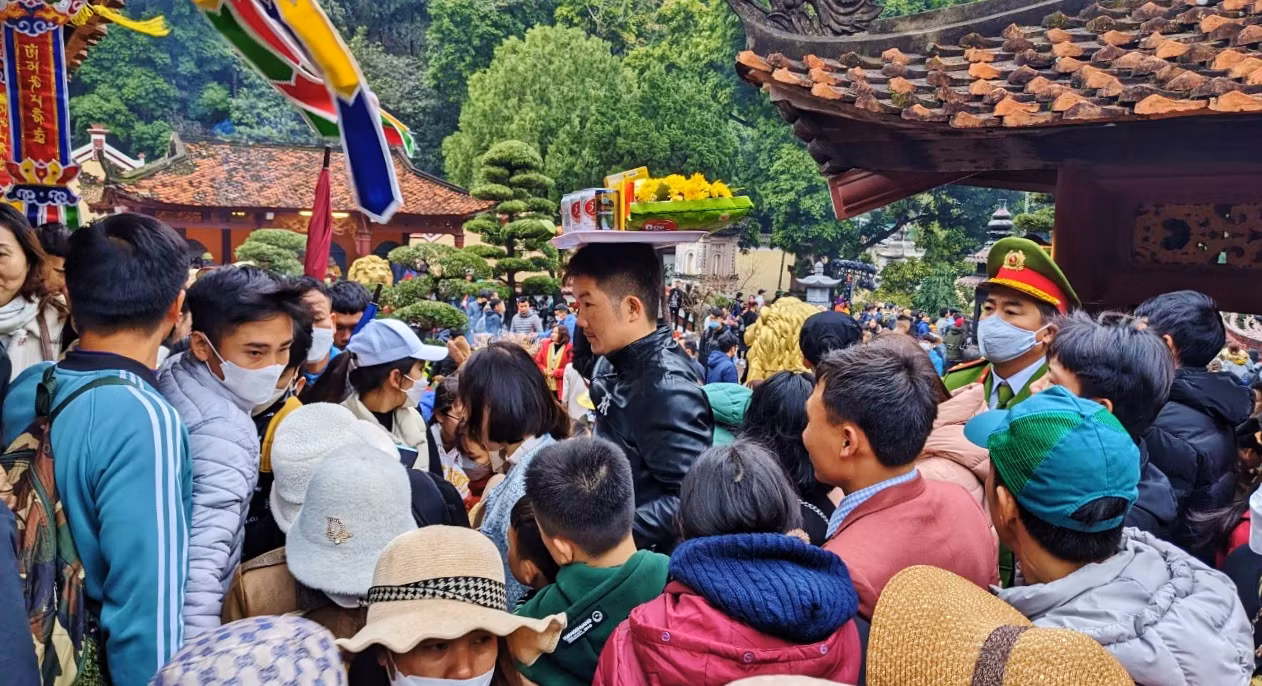 Đông đảo du khách đến lễ hội Chùa Hương năm nay. Ảnh: Lê Sơn Đông đảo du khách đến lễ hội Chùa Hương năm nay. Ảnh: Lê Sơn