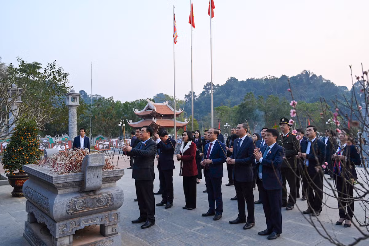 Chủ tịch Quốc hội Vương Đình Huệ và các đại biểu dâng hương tại Khu tưởng niệm các vị Tiền bối cách mạng.