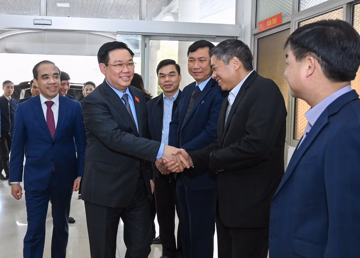 Chủ tịch Quốc hội Vương Đình Huệ với cán bộ chủ chốt tỉnh Tuyên Quang tại buổi làm việc.