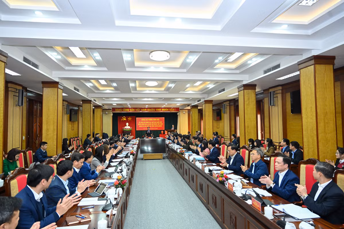 Quang cảnh buổi làm việc với cán bộ chủ chốt tỉnh Tuyên Quang.