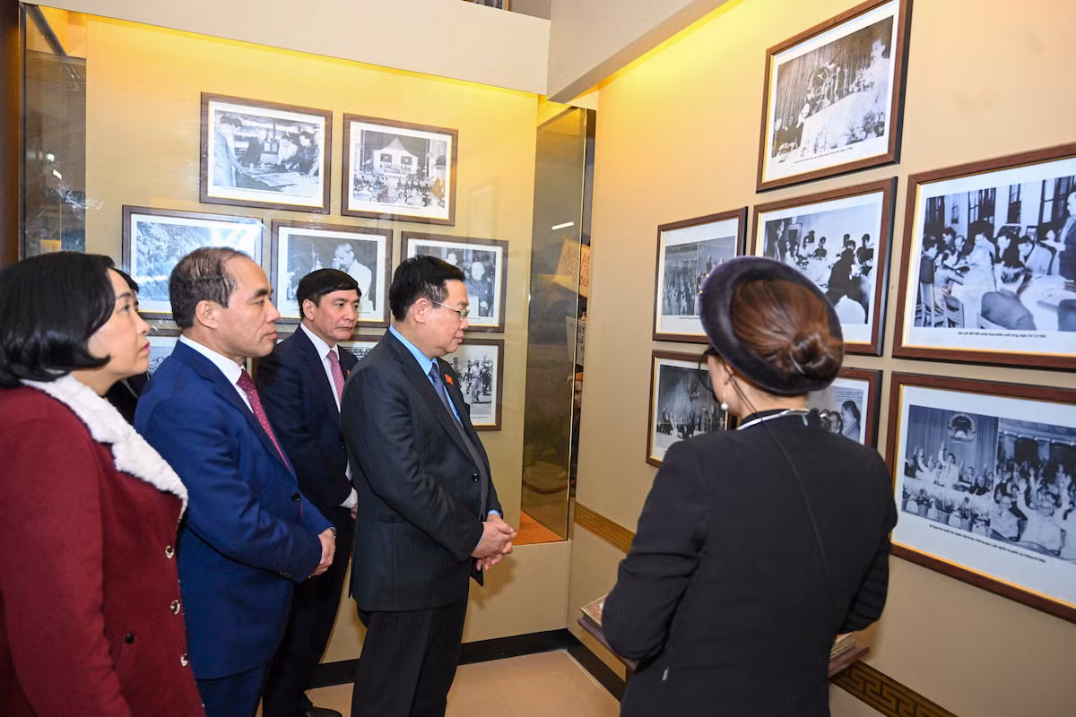 Chủ tịch Quốc hội Vương Đình Huệ và các đại biểu thăm khu di tích của Quốc hội tại xã Trung Yên.