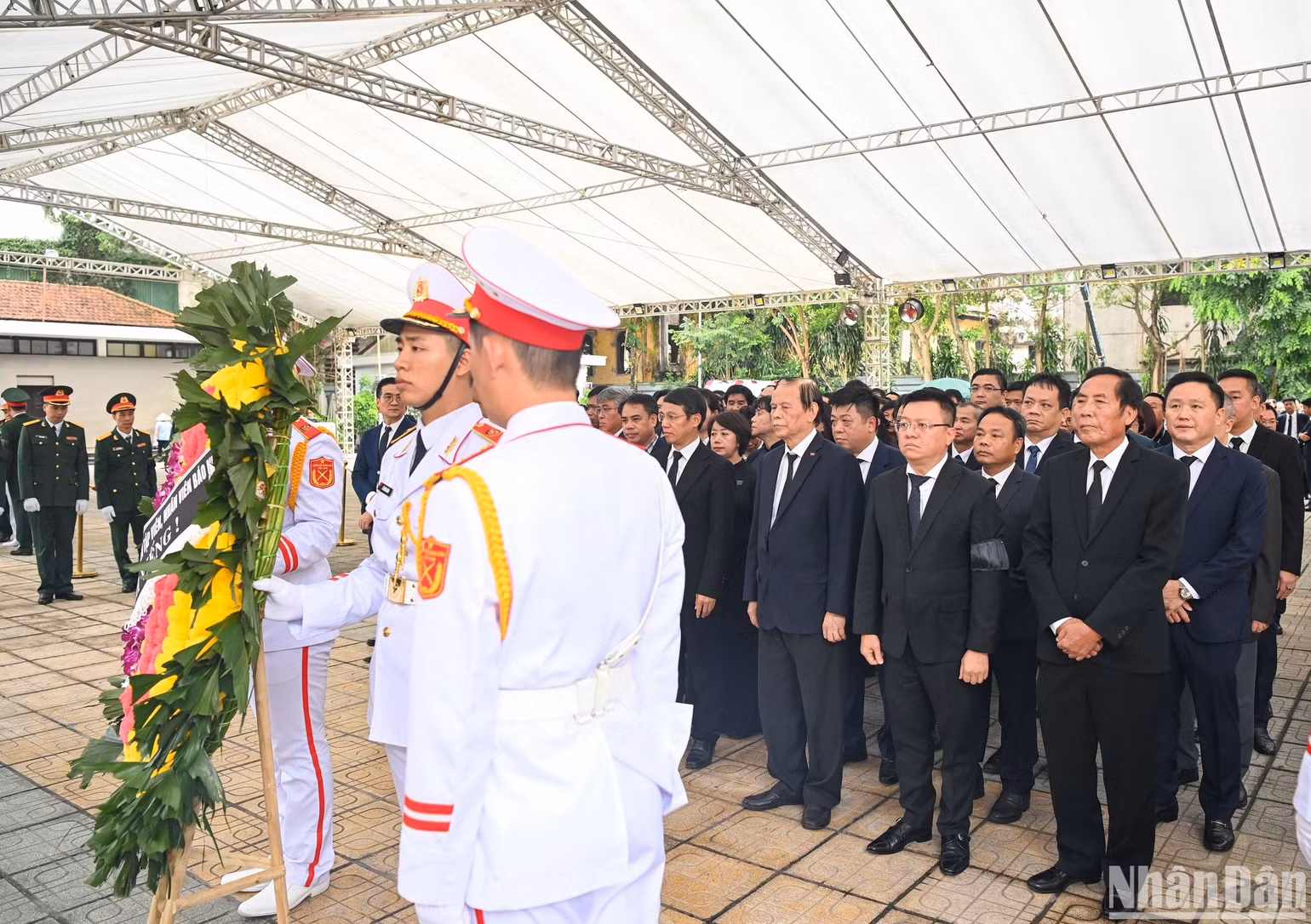 Đoàn cán bộ Báo Nhân Dân chuẩn bị vào viếng Tổng Bí thư Nguyễn Phú Trọng.