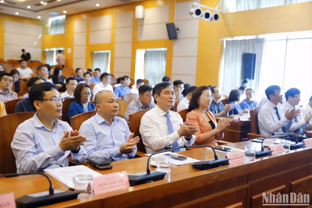 Các đại biểu tham gia lễ phát động Giải báo chí viết về nông nghiệp, nông dân và nông thôn. Các đại biểu tham gia lễ phát động Giải báo chí viết về nông nghiệp, nông dân và nông thôn.