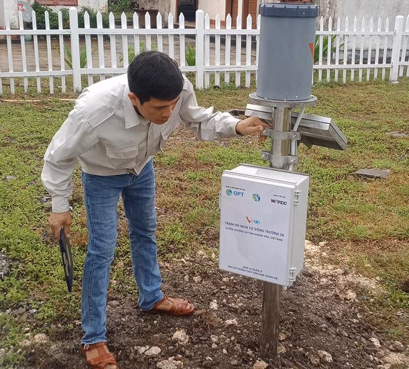 Quan trắc viên Trạm Khí tượng Hải văn Trường Sa nghiên cứu lắp đặt hệ thống đo mưa tự động. (Ảnh: Đơn vị cung cấp).