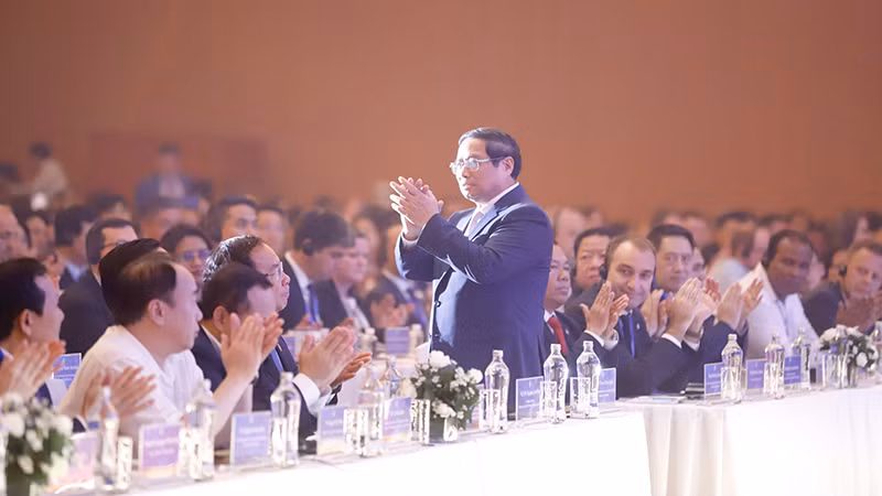 Thủ tướng Phạm Minh Chính chào khách quốc tế đến dự Diễn đàn Kinh tế Thành phố (HEF). Điểm đặc biệt lần này là trong khuôn khổ diễn đàn sẽ diễn ra Phiên đối thoại chính sách giữa Thủ tướng Chính phủ và các bộ, ngành với doanh nghiệp, địa phương để giải quyết các điểm nghẽn từ nhu cầu thực tiễn của doanh nghiệp và địa phương. Thủ tướng Phạm Minh Chính chào khách quốc tế đến dự Diễn đàn Kinh tế Thành phố (HEF). Điểm đặc biệt lần này là trong khuôn khổ diễn đàn sẽ diễn ra Phiên đối thoại chính sách giữa Thủ tướng Chính phủ và các bộ, ngành với doanh nghiệp, địa phương để giải quyết các điểm nghẽn từ nhu cầu thực tiễn của doanh nghiệp và địa phương.