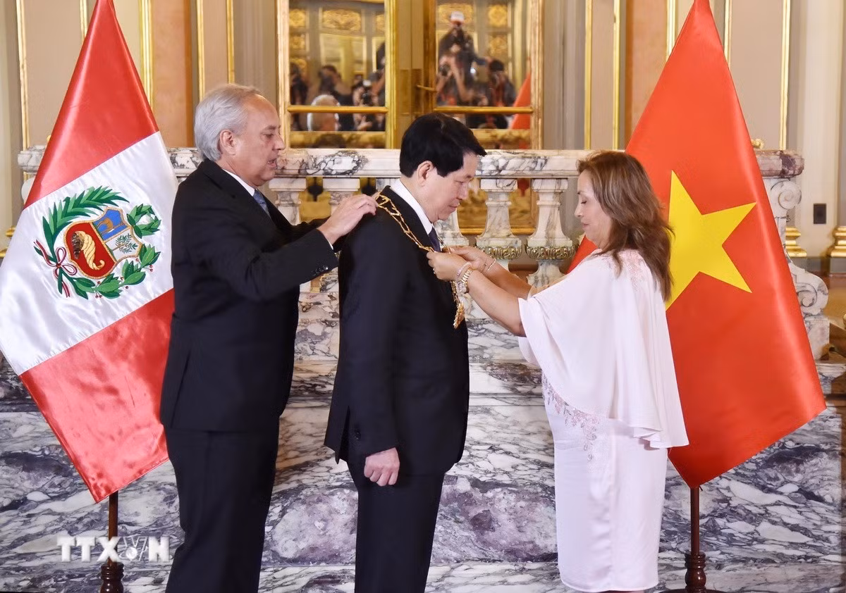 Tổng thống Dina Ercilia Boluarte Zegarra trao Huân chương “Mặt trời Peru” cấp Đại Thập tự tặng Chủ tịch nước Lương Cường. (Ảnh: Lâm Khánh/TTXVN) Tổng thống Dina Ercilia Boluarte Zegarra trao Huân chương “Mặt trời Peru” cấp Đại Thập tự tặng Chủ tịch nước Lương Cường. (Ảnh: Lâm Khánh/TTXVN)