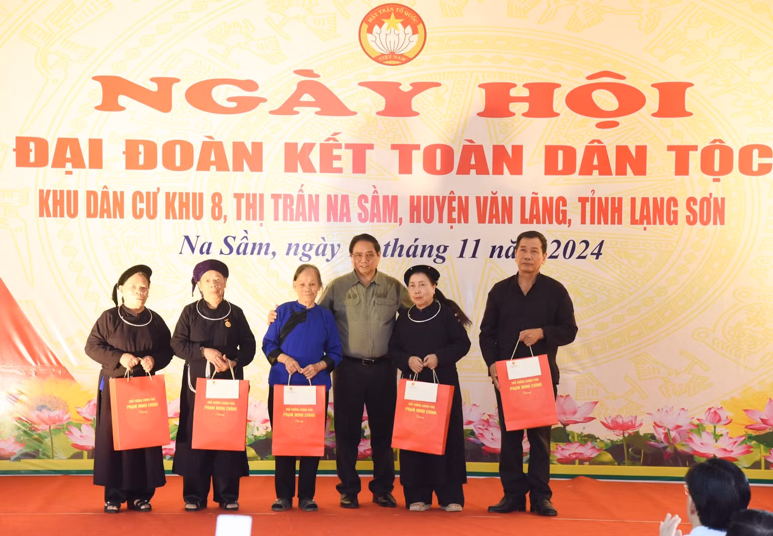 Thủ tướng Phạm Minh Chính tặng quà một số hộ gia đình chính sách trên địa bàn Khu 8, thị trấn Na Sầm, huyện Văn Lãng. Thủ tướng Phạm Minh Chính tặng quà một số hộ gia đình chính sách trên địa bàn Khu 8, thị trấn Na Sầm, huyện Văn Lãng.