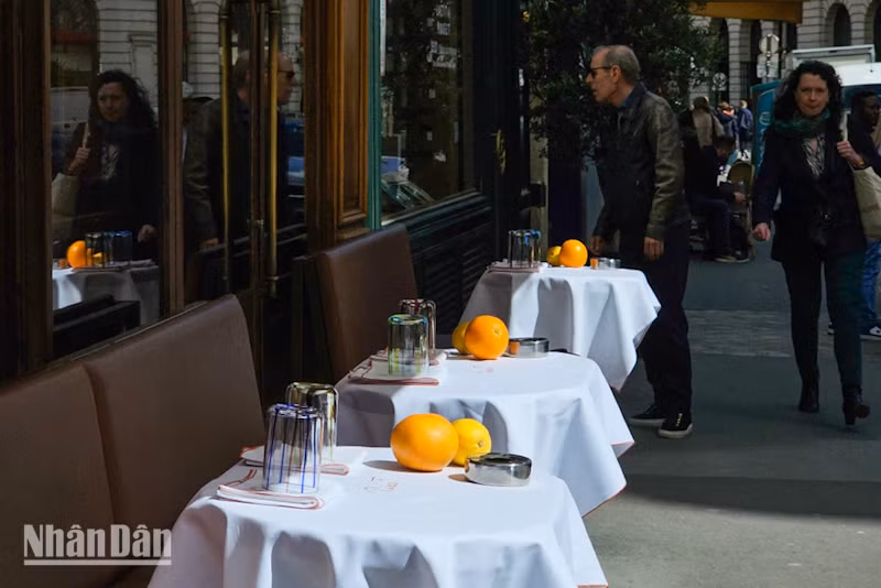 Nhà hàng, quán xá trên đường phố Paris chung cảnh "im lìm" trong một thời gian dài do người dân thắt chặt chi tiêu sau đại dịch. (Ảnh: MINH DUY) Nhà hàng, quán xá trên đường phố Paris chung cảnh "im lìm" trong một thời gian dài do người dân thắt chặt chi tiêu sau đại dịch. (Ảnh: MINH DUY)