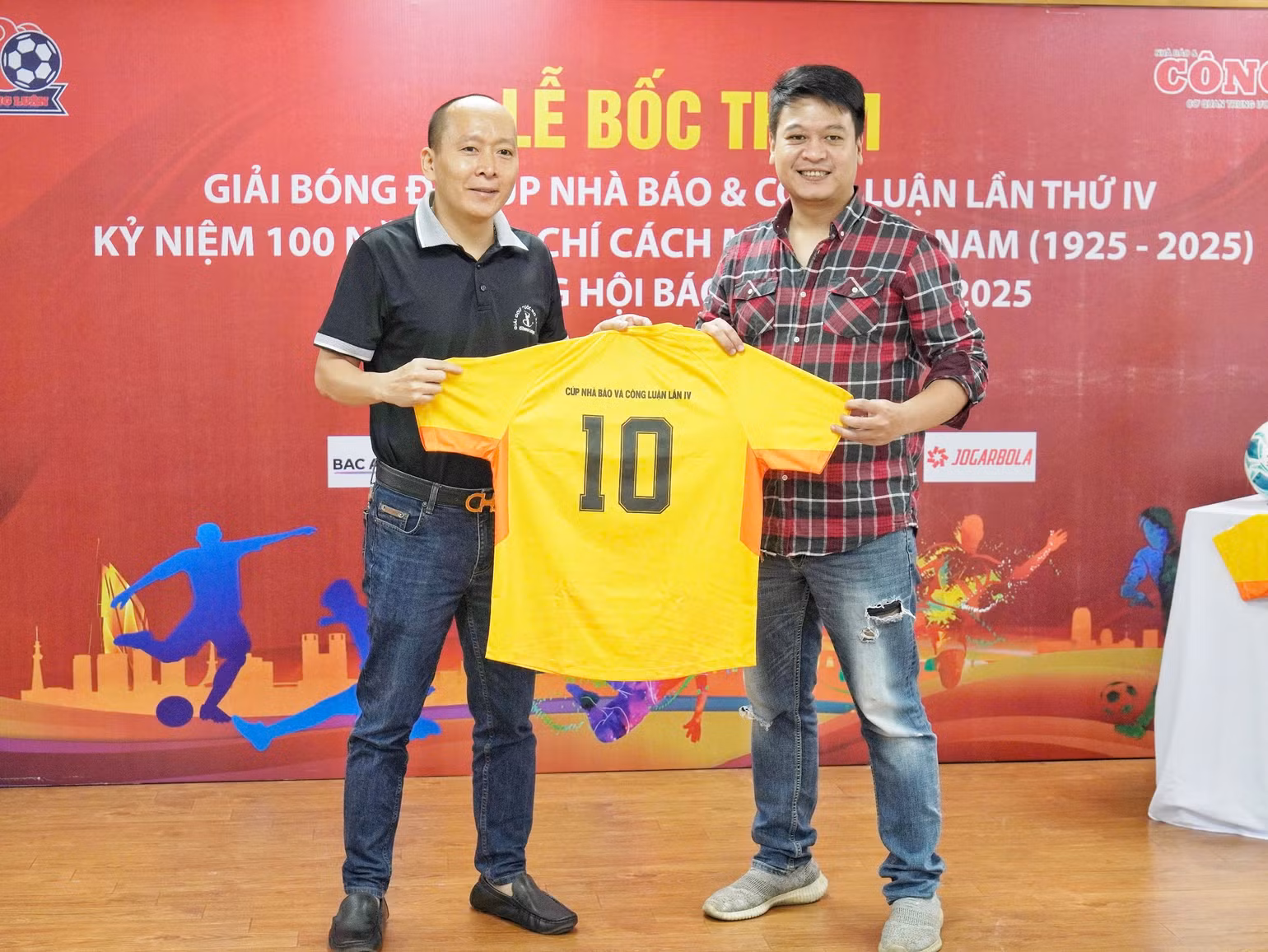 Ban Tổ chức trao áo thi đấu cho các đội tham dự giải. Ban Tổ chức trao áo thi đấu cho các đội tham dự giải.